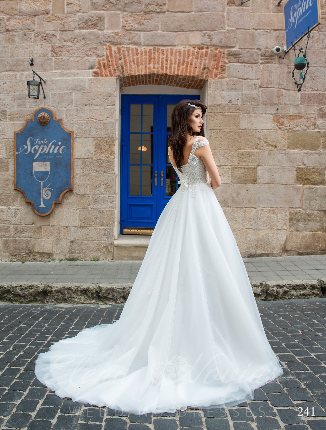 Свадебное платье с бретелями модель 241